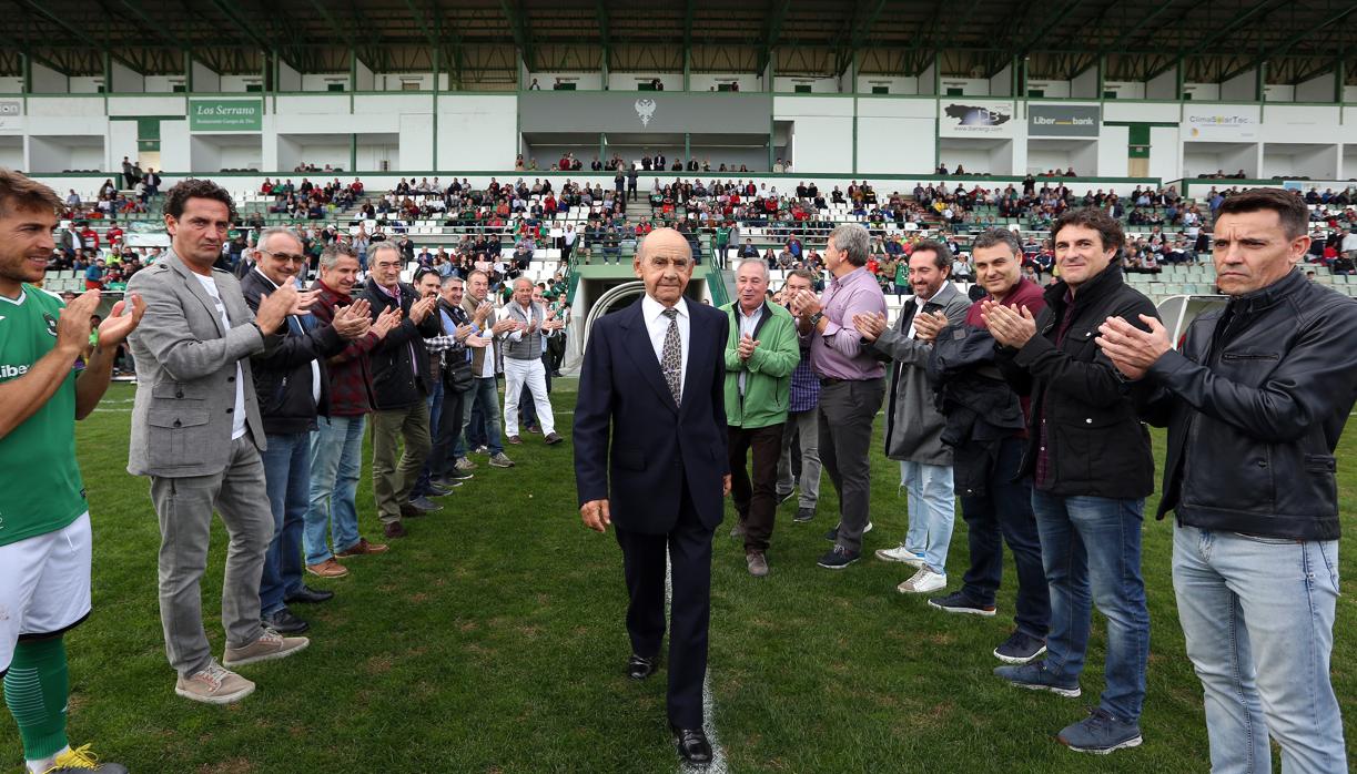 A Paulino Lorenzo le hicieron un pasillo de honor en el «Salto del Caballo» antes del partido contra el Calvo Sotelo