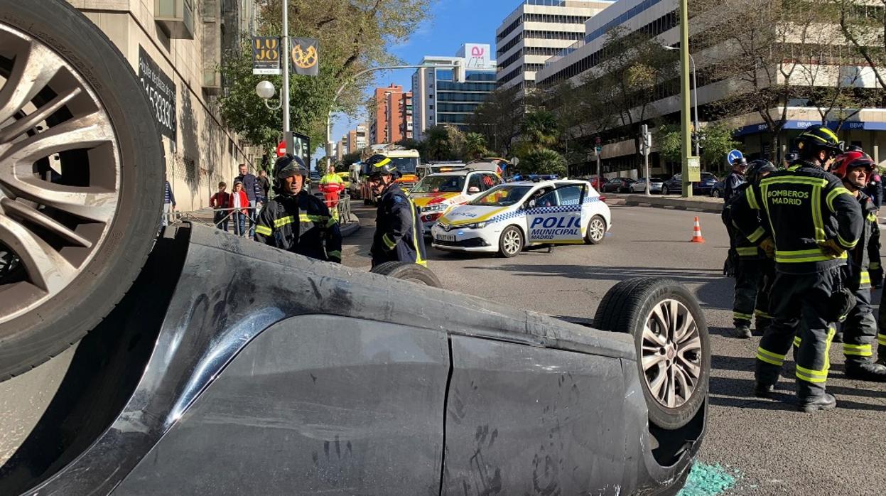 El coche, totalmente volcado, en el cruce de Doctor Esquerdo con Nazaret