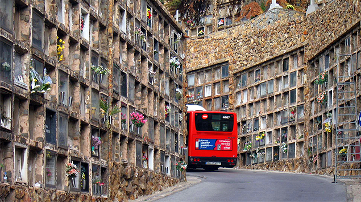 Autobús circulando por el cementerio de Montjuïc