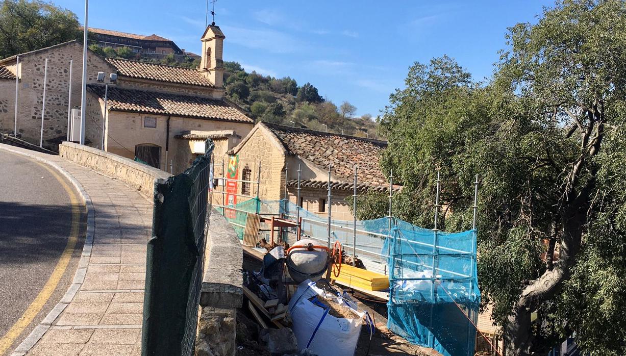 Ya está en obras la ermita para construir la pasarela