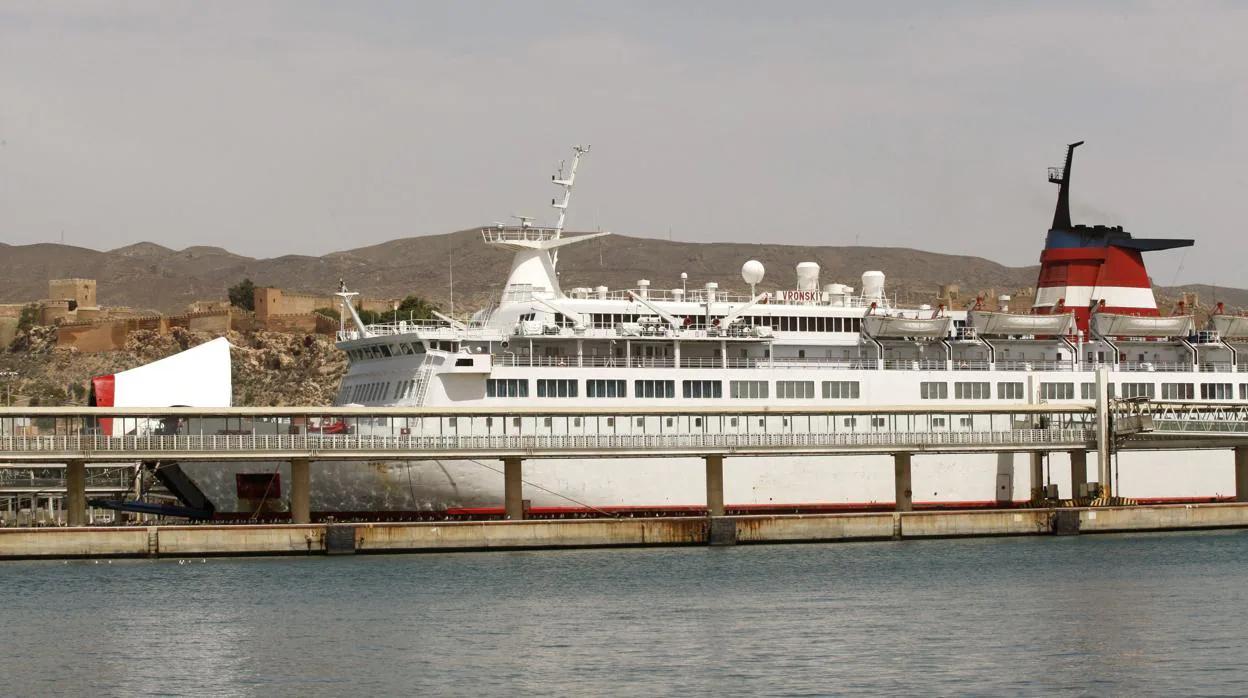 Tres detenidas en el puerto de Melilla al tratar de pasar a Almería un bebé  con papeles falsos