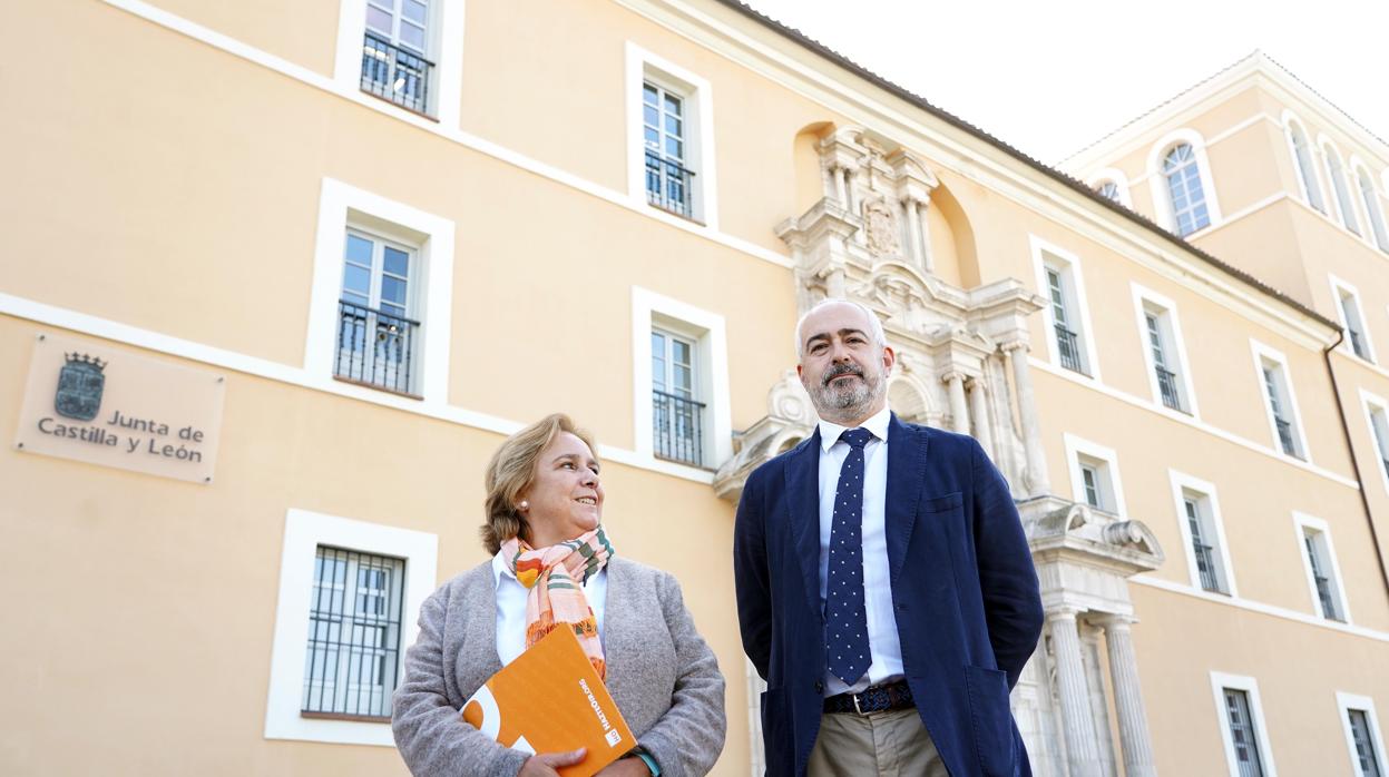 La portavoz de la plataforma Hazte Oír, Teresa García Noblejas, acompañada de Antonio Velázquez, informa de su reunión con la consejera de Educación