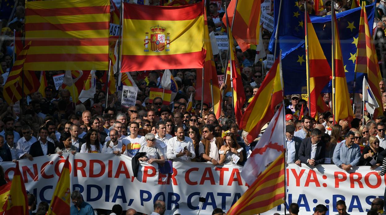 Decenas de miles de catalanes llenan Barcelona para exigir el fin del «procés»