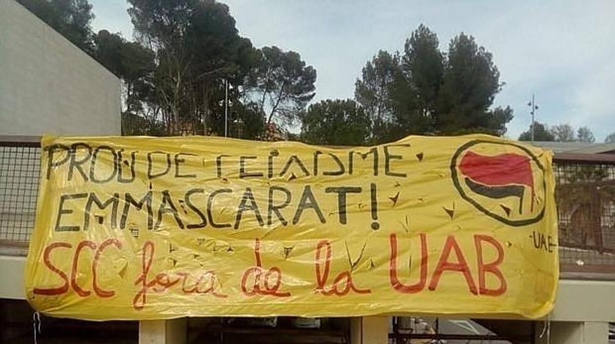 Pancarta de los estudiantes independentistas en el canmpus de la Universidad Autónoma de Barcelona