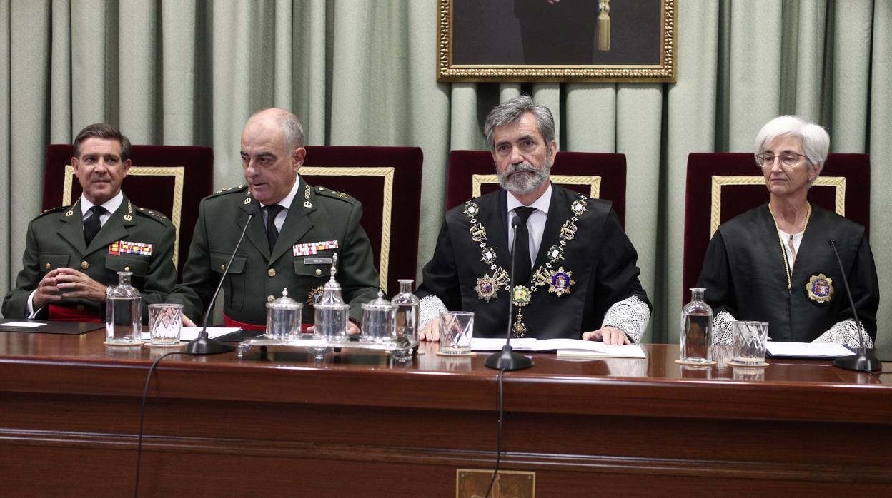 El general de brigada y vocal de Tribunal Militar Central, Gerónimo Domínguez; el presidente del Tribunal Militar Central, Carlos Melón; el presidente del Tribunal Supremo y del Consejo General del Poder Judicial, Carlos Lesmes, y la Fiscal General del Estado, María José Segarra