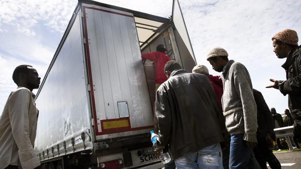 Hallan a once inmigrantes ocultos en un camión gallego que se dirigía al Reino Unido