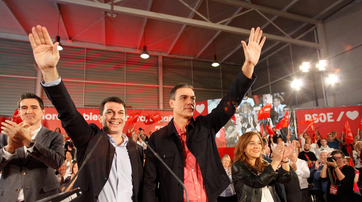 Pedro Sánchez, junto a presidente del partido en Galicia, Gonzalo Caballero