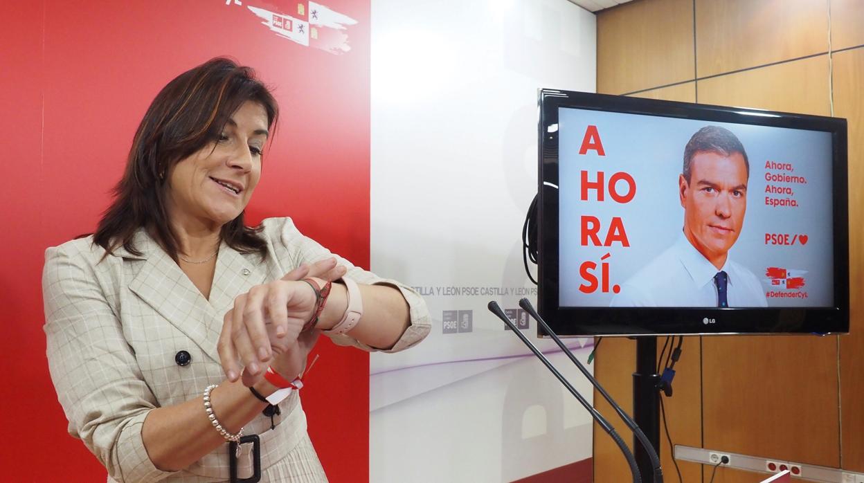 La socialista Ana Sánchez, antes de comenzar la rueda de prensa