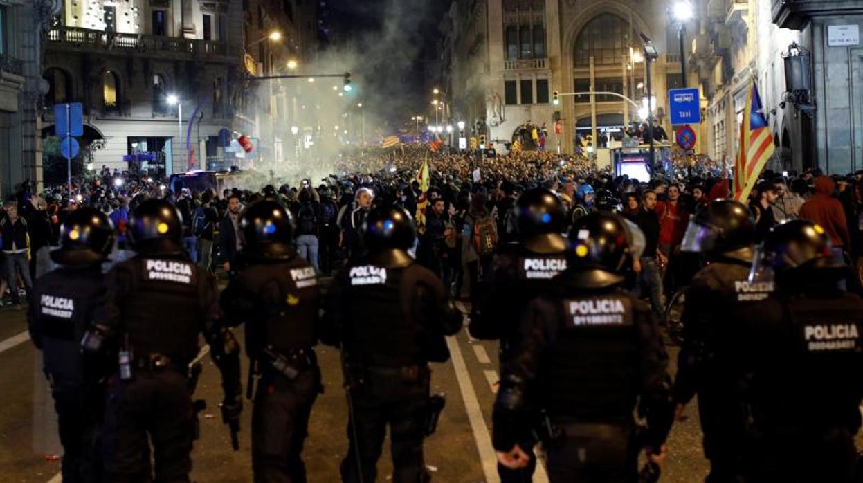 Agentes policiales, hace unos días impidiendo que los manifestantes llegarn a las puertas de la Jefatura