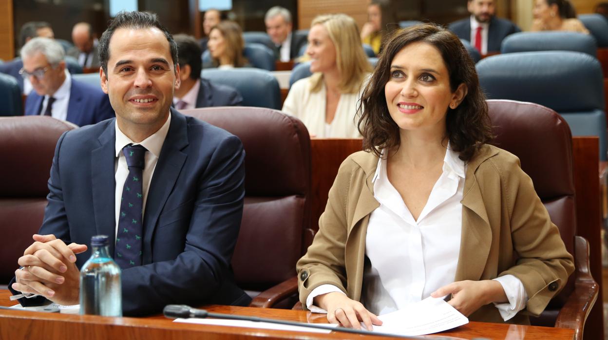 Ignacio Aguado e Isabel Díaz Ayuso en la Asamblea de Madrid