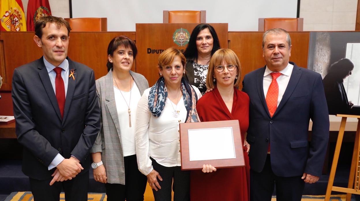 Montse Serrador, junto al presidente de la Diputación de Valladolid, las protagonistas del reportaje ganador y su alcalde