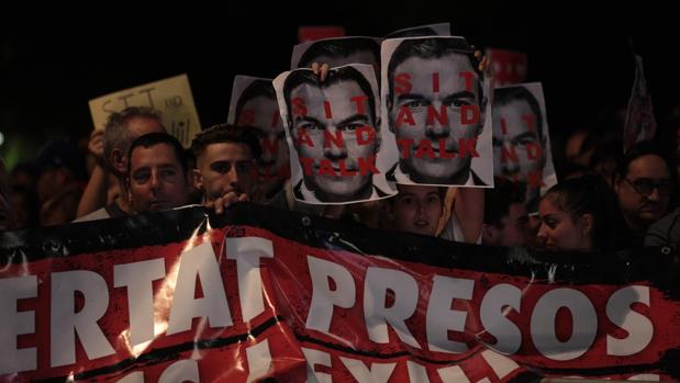 Los CDR intentan boicotear el acto de Sánchez y asedian las sedes de PP y Cs en Barcelona