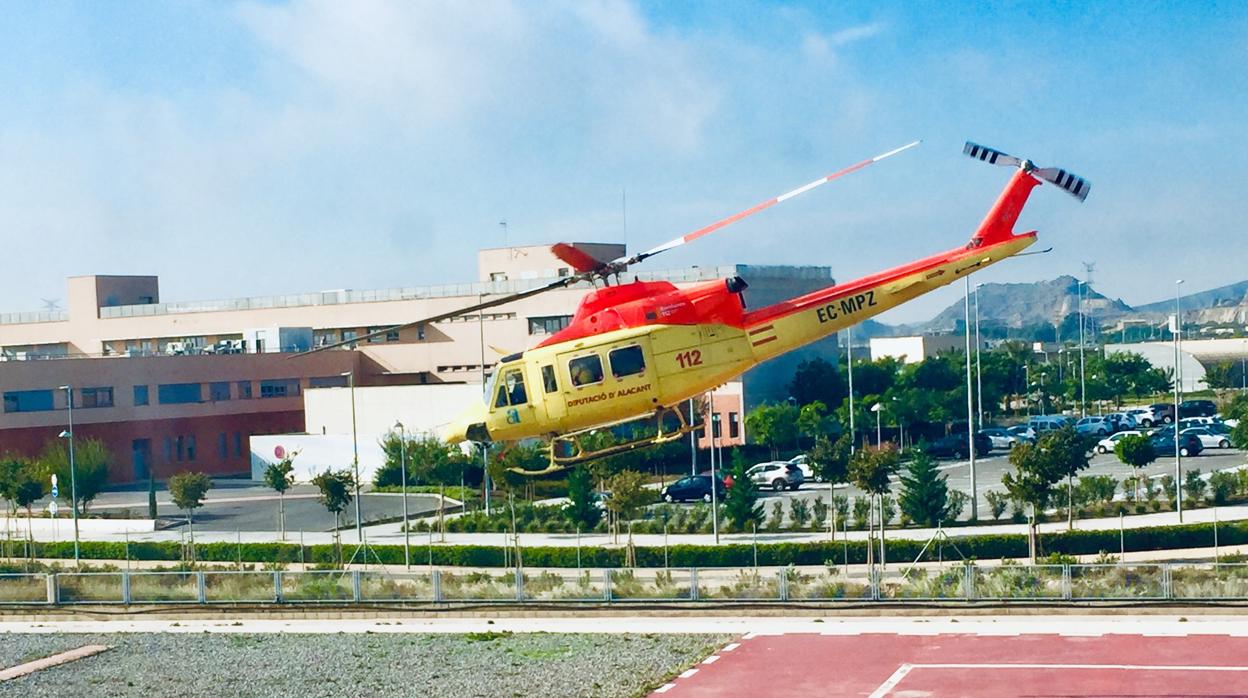 El helicóptero de Emergencias despegando de la base en San Vicente del Raspeig