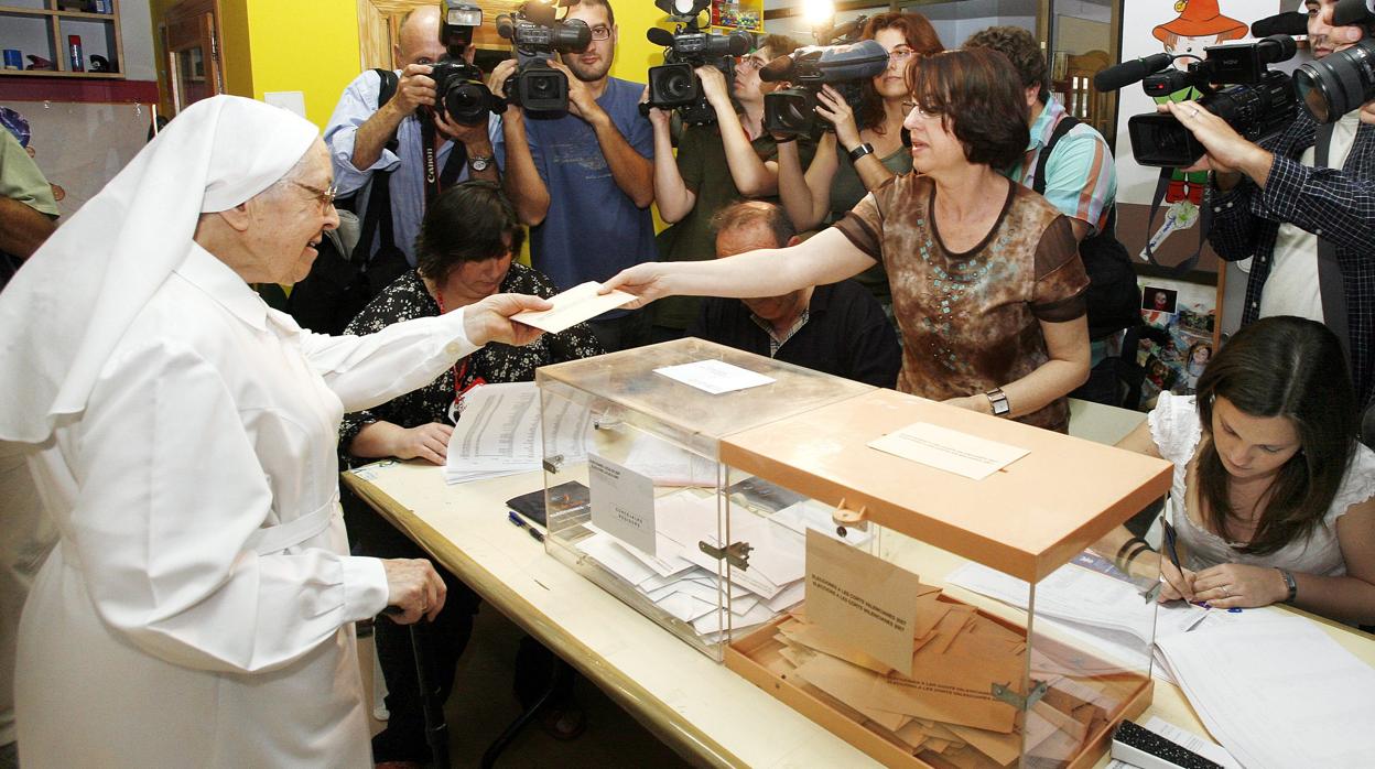 Imagen de archivo de una monja ejerciendo su derecho a voto