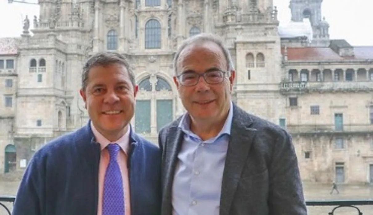 Page, este miércoles con el alcalde de Santiago de Compostela, Xosé Sánchez Bugallo, en la plaza del Obradoiro, con la catedral al fondo