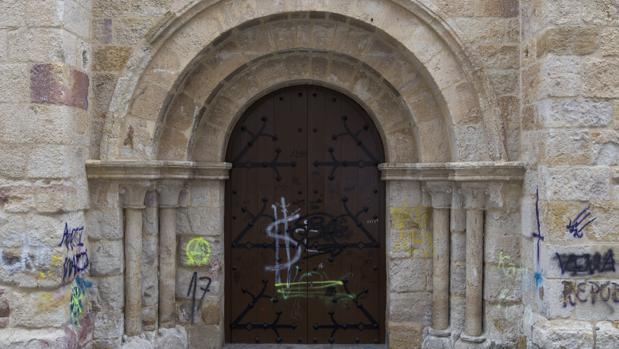 Un templo románico de Zamora, víctima reiterada de las pintadas vandálicas