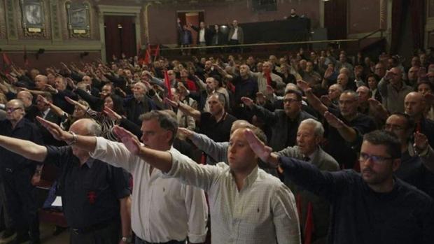 Cientos de personas cantan el «Cara al Sol» con el brazo en alto en el Ateneo de Madrid