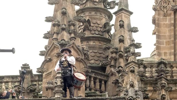 El Mariquelo invita desde lo alto de la Catedral de Salamanca a vivir la vida «con alegría»