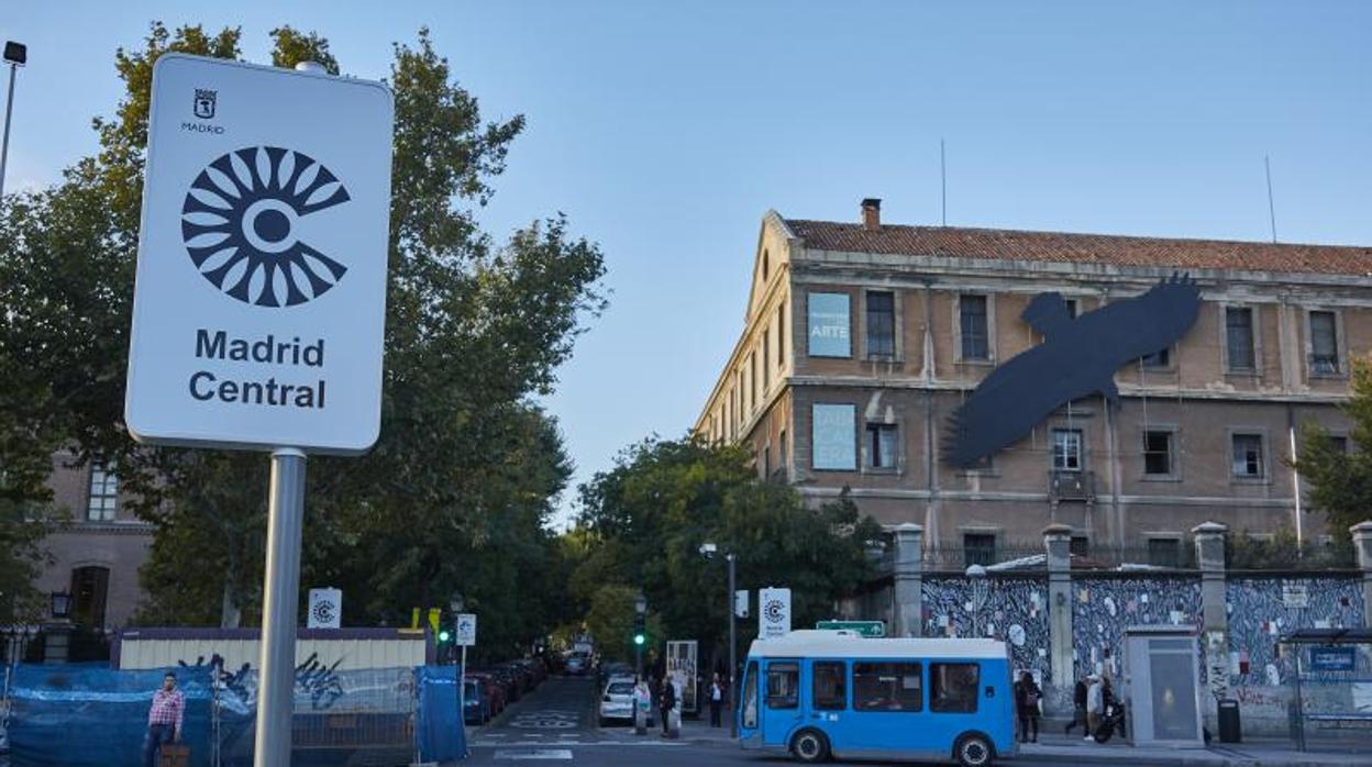 El cartel de acceso a Madrid Central por la glorieta de Embajadores