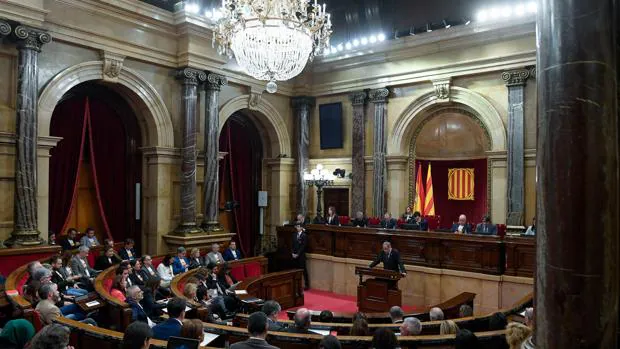 El TC sentencia que el Parlamento de Cataluña no debió admitir la moción sobre el 9-N