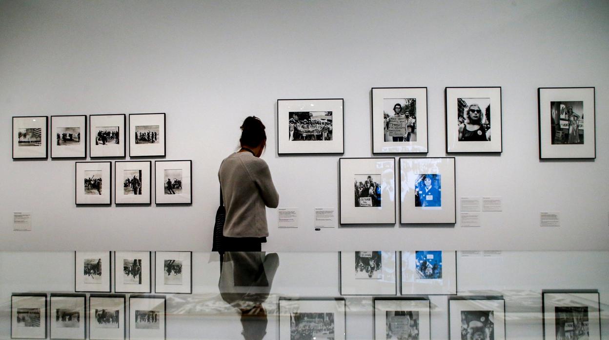 Una visitante recorre la exposición