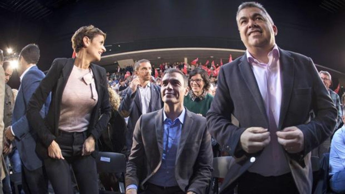 Pedro Sánchez, flanqueado esta tard en Pamplona por María Chivite y Santos Cerdán