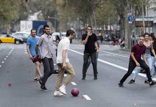 Juegos en una calle cortada cerca del campamento