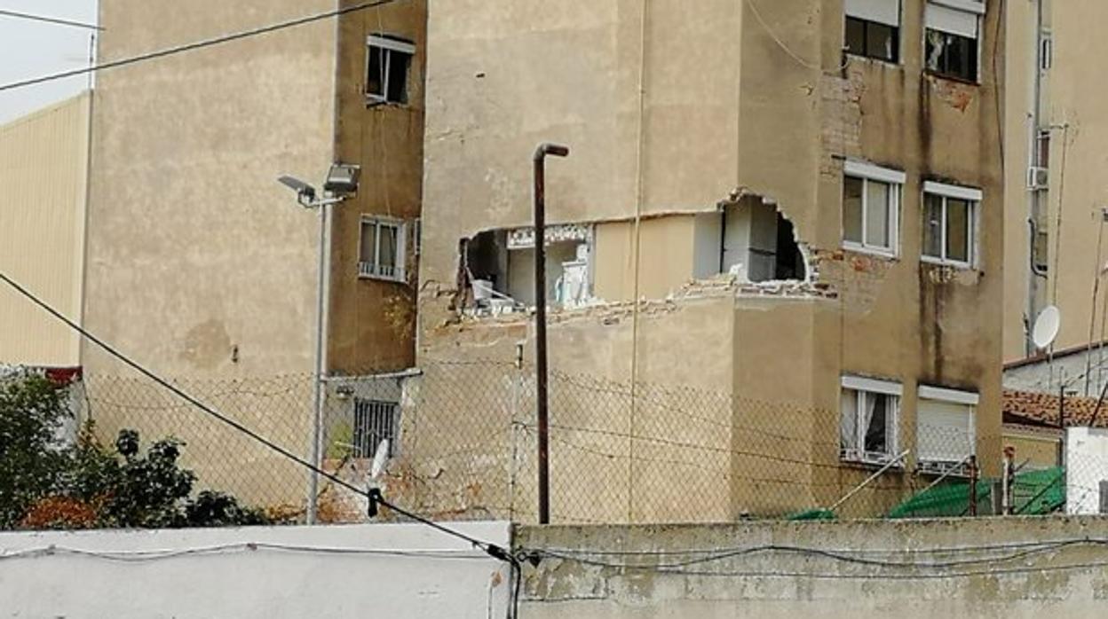 El deterioro del edificio desalojado de Badalona es visible desde el exterior