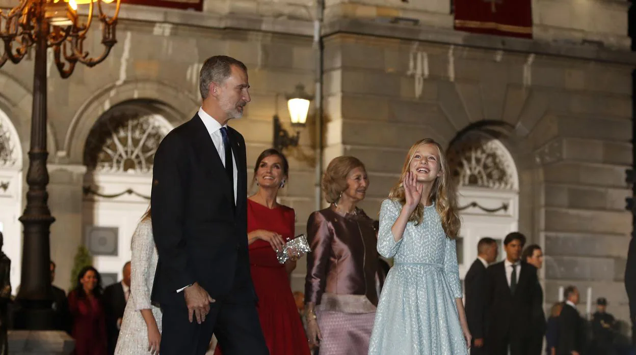 La familia real, a su salida del Teatro Campoamor tras la Ceremonia de entrega de los Premios Princesa de Asturias 2019,