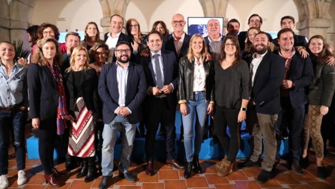 Foto de familia del inicio de campaña del PP en Mora