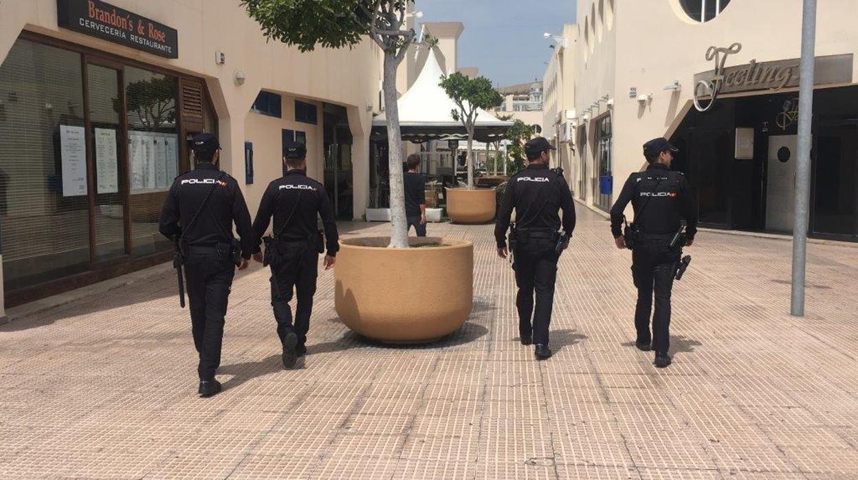 Policías nacionales en una intervención en una zona de ocio alicantina