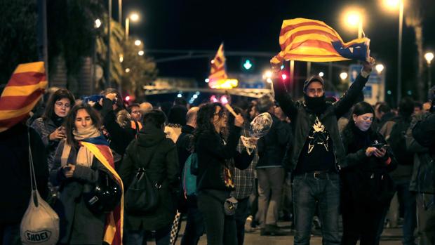 Centenares de secesionistas cortan la Diagonal en protesta por la presencia del Rey en Barcelona