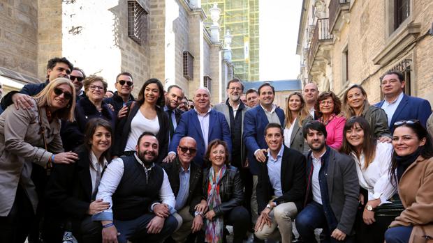 Rajoy se da un paseo multitudinario por Toledo entre besos, saludos y fotos