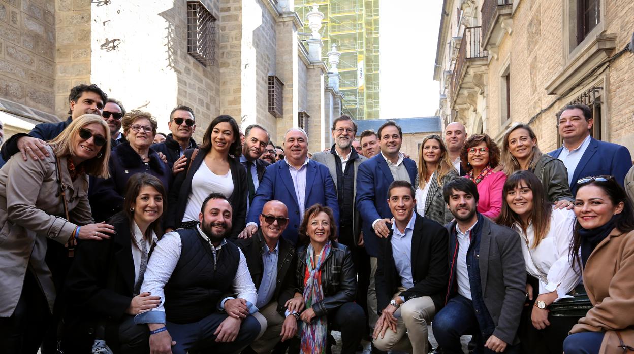 Rajoy posa con dirigentes del PP regional y provincial y candidatos en la calle Arco de Palacio