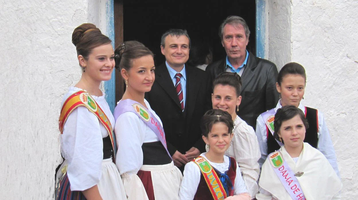 Dueñas, en la Molienda de la Paz de 2010, junto con el alcalde de Consuegra, Benigno Casas, Dulcinea y damas de honor de la Fiesta de la Rosa del Azafrán