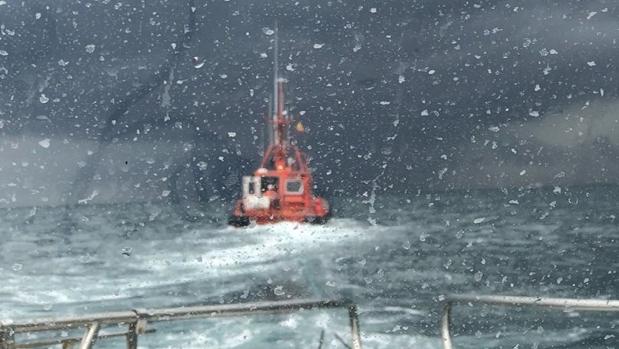 Rescatan a veintiuna personas por el temporal de viento en la costa de Jávea