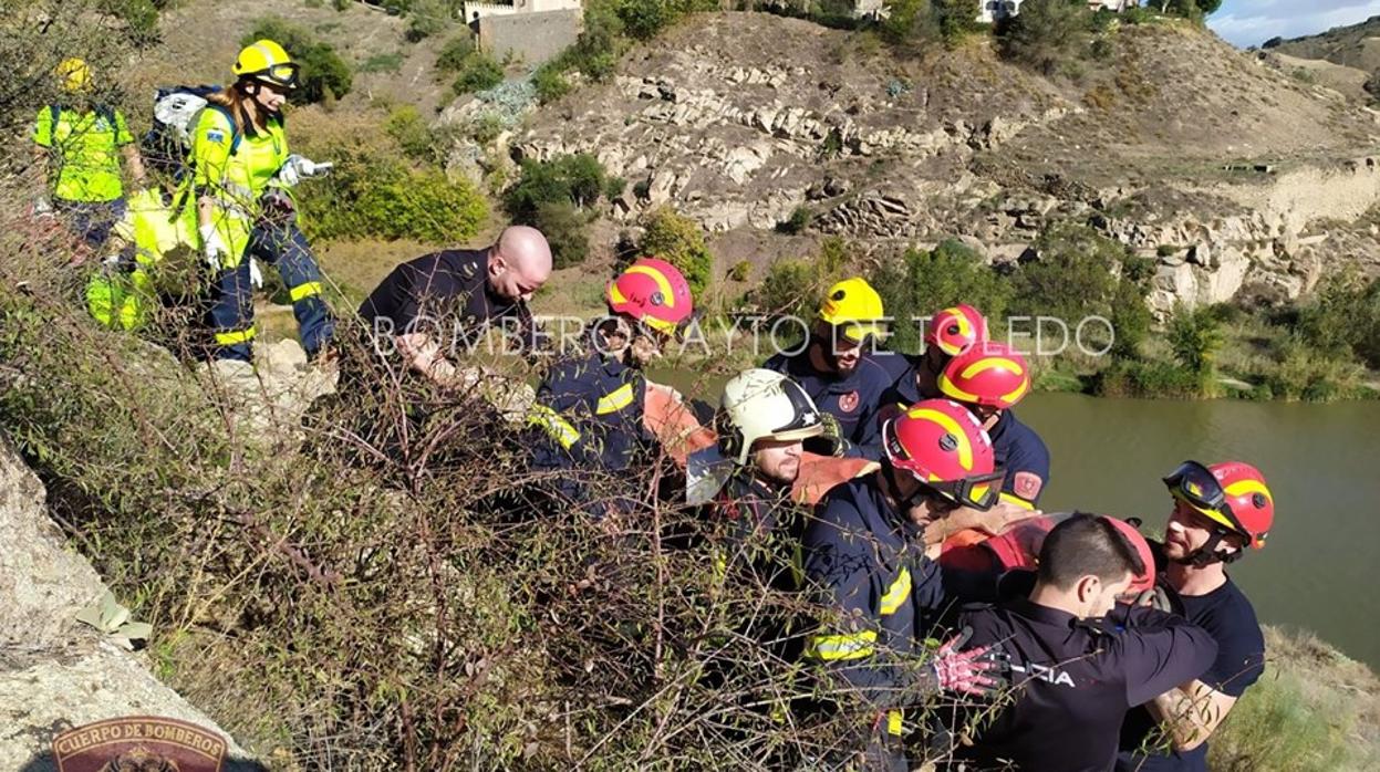 El herido es evacuado por siete bomberos y policías nacionales