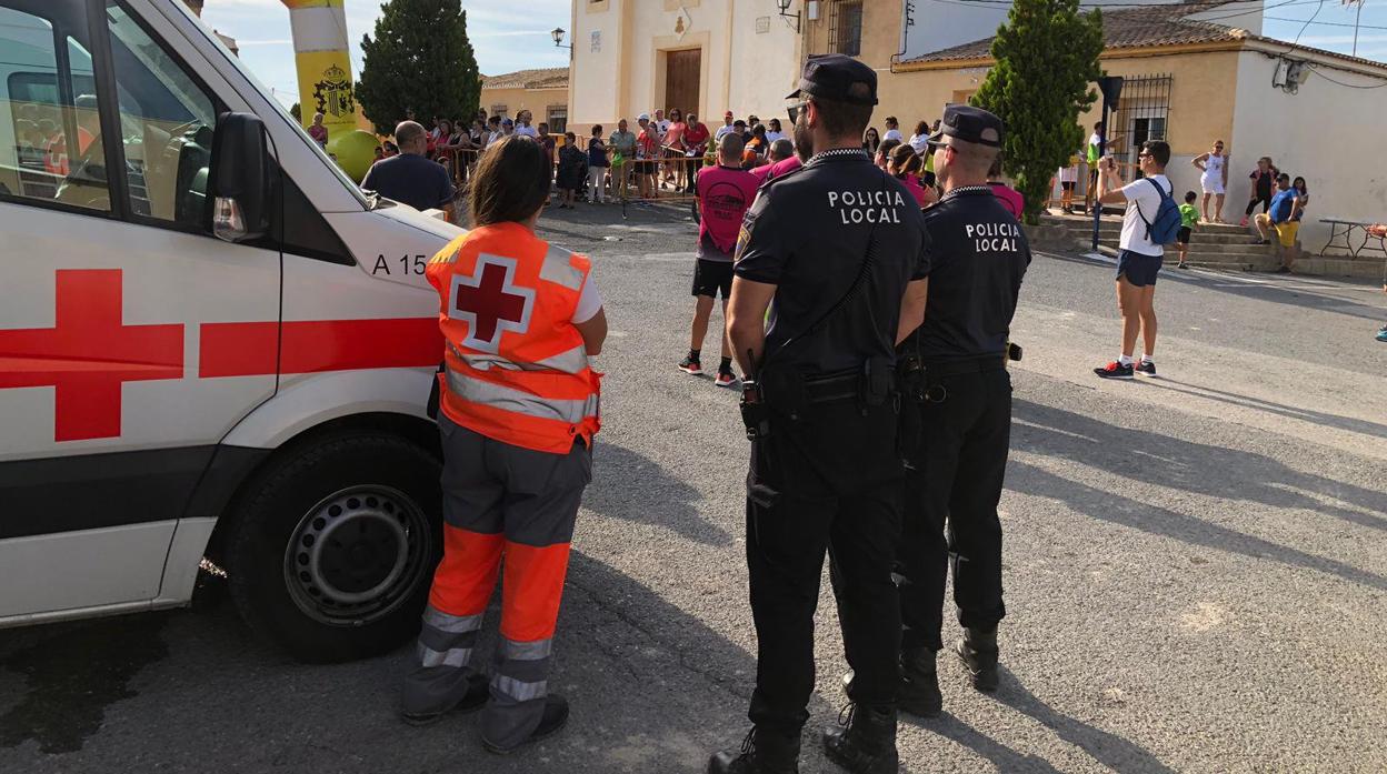 Dos agentes de la Policía Local de Orihuela junto a efectivos de la Cruz Roja en una carrera deportiva