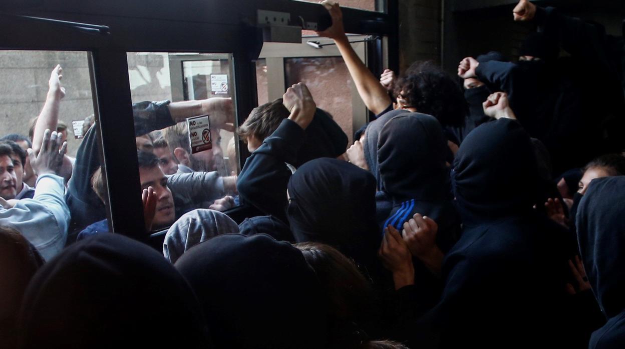 Momentos de tensión la semana pasada en la Universidad Pompeu Fabra entre partidarios y detractores de la huelga