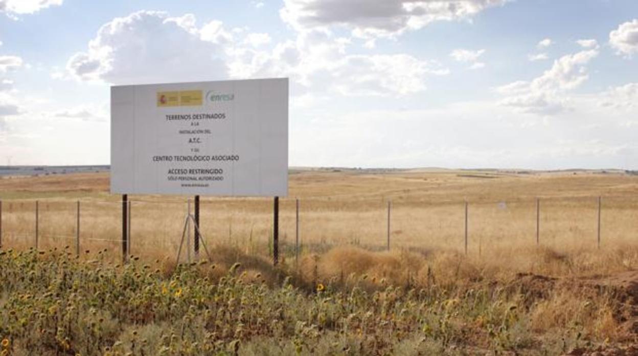 Uno de los carteles existentes en los terrenos donde se iba a instalar el ATC en Villar de Cañas (Cuenca)