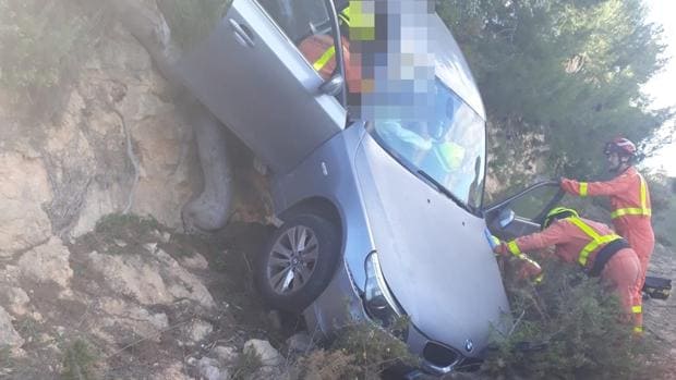 Excarcelan a una mujer atrapada en el coche tras caerse por un terraplén en la Pobla de Vallbona