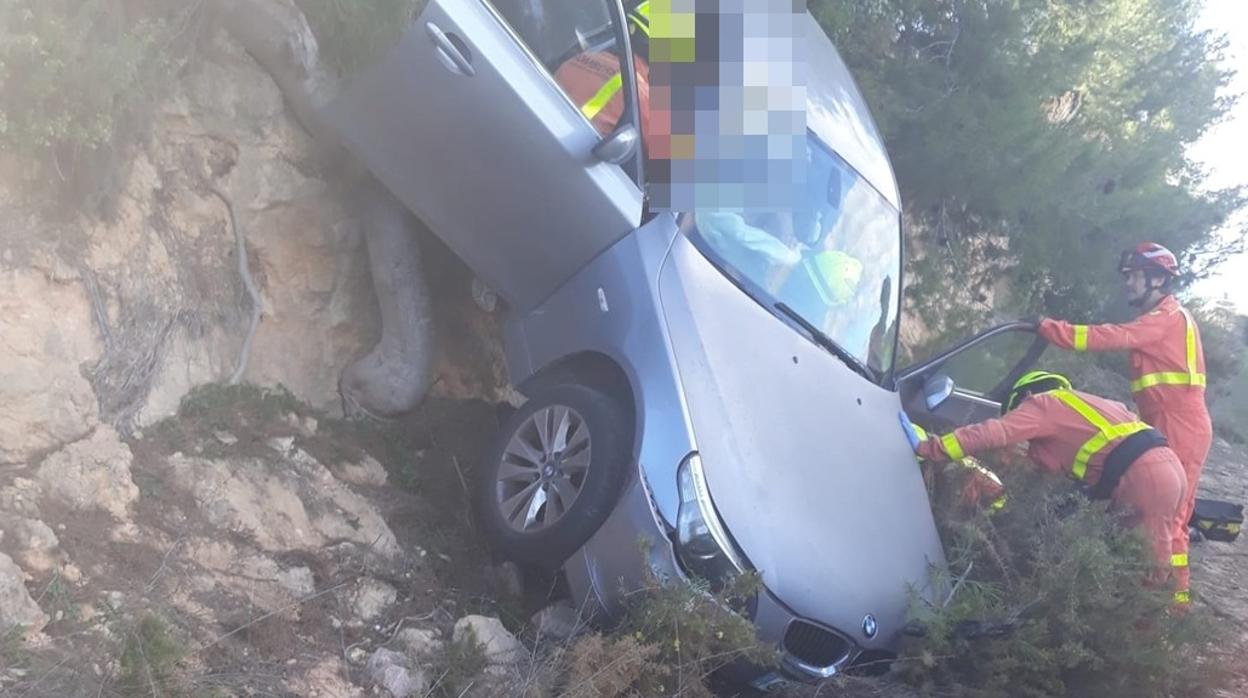 Imagen de la actuación de los bomberos en el lugar del accidente