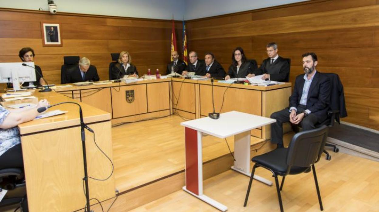 El acusado del crimen (derecha), junto a los abogados y la jueza en una sesión del juicio