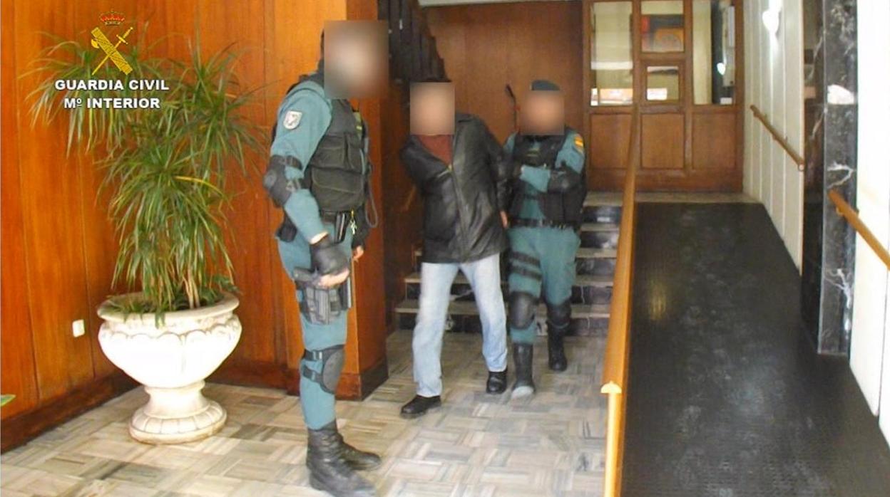 Paco «El Loco» tras ser detenido por la Guardia Civil