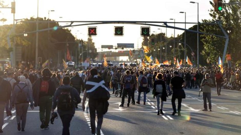 Los radicales suben la tensión en en la manifestación en contra de la presencia del Rey