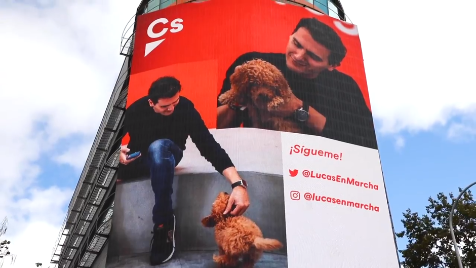 Albert Rivera y el perro Lucas, protagonistas de la fachada de Ciudadanos a pesar de las burlas