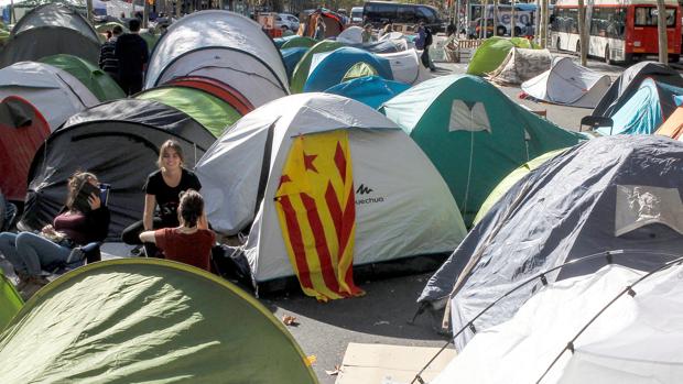 La Junta Electoral rechaza desalojar la acampada secesionista pero exige que no «perturbe» el 10-N