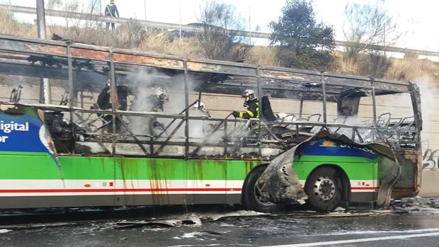 Un autobús interurbano en llamas provoca un gran atasco en la A-6