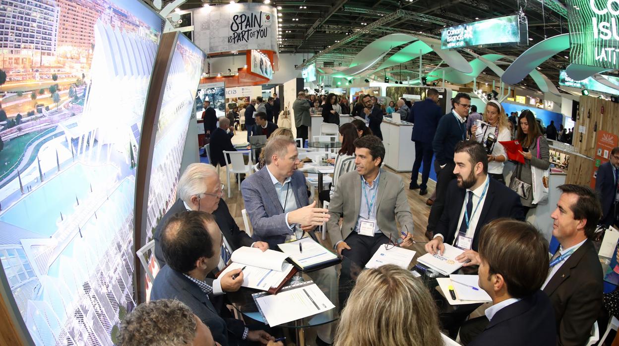 Reunión del presidente de la Diputación, Carlos Mazón (centro), con los turoperadores del golf en la feria de turismo de Londres WTM