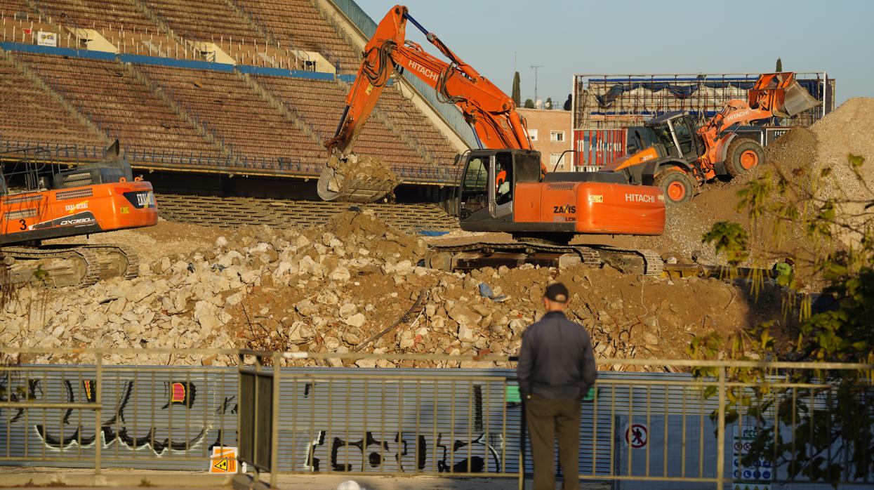 Un hombre observa las últimas obras de derribo del Calderón